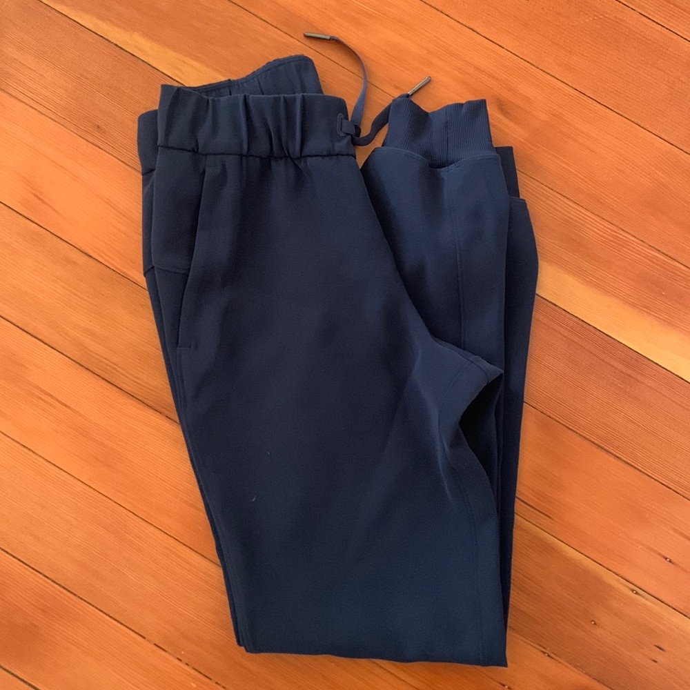 NWT Lululemon on the fly navy joggers.
